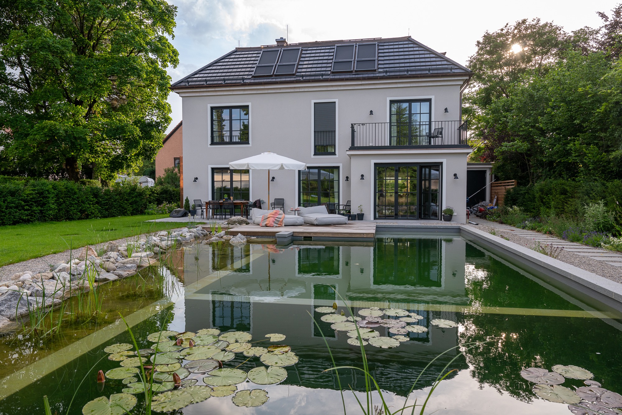 Garten mit Teich und Terasse